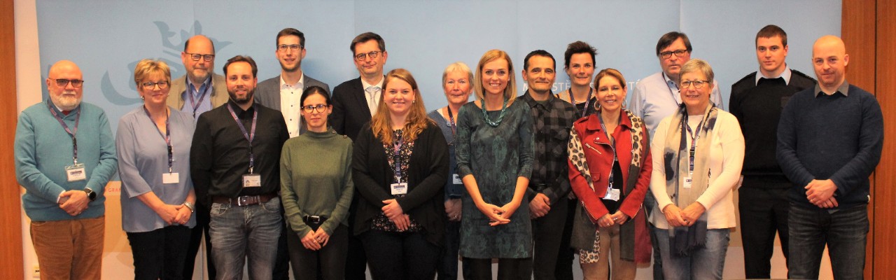 (d g. à dr.) Pierre Strasser, Monique Barthel Simonin, Robert Fehlen, Mike Andersen, membres du GSP, Pol Henrotte, Patricia Vilar, Alain Becker, ministère de l'Intérieur, Jakkie Paulus, Norette Backes, membres du GSP, Taina Bofferding, ministre de l'Intérieur, Jean-Claude Berens, Laurence Diederich, Isabelle Faber, Patrick Friedgen, membres GSP, Tom Barnig, CGDIS, Daniel Schmitz, ministère de l'Intérieur