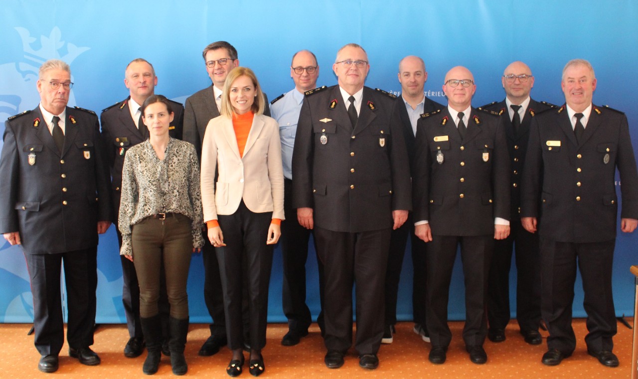 (d. g. à. d.) Carlo Birscheidt, Nico Grisius (FNP), Patricia Vilar, Alain Becker (ministère de l'Intérieur), Taina Bofferding (ministre de l'Intérieur), Paul Schroeder (CGDIS), Marc Mamer (FNP), Daniel Schmitz (ministère de l'Intérieur), Serge Heiles, Claude Marson, Const Schwartz (FNP)