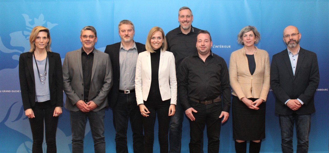 (d. g. à. d.) Josiane Elsen, Georges Schmit, Serge Fonck (ALBSC), Taina Bofferding (ministre de l’Intérieur), Luc Reisdorffer, Joël Meyers (ALBSC), Mireille Cruchten, Jean-Lou Hildgen (ministère de l’Intérieur)