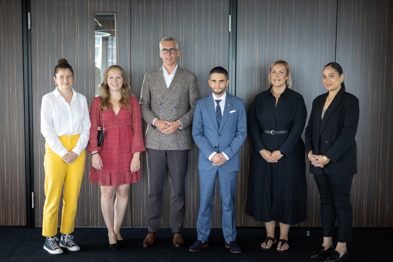 (de g. à dr.) Annalena Sadler; Noémi Meyers; Léon Gloden, ministre des Affaires intérieures; Gil Oliveira; Linda Dos Santos Garcia; Debora Simões Pereira